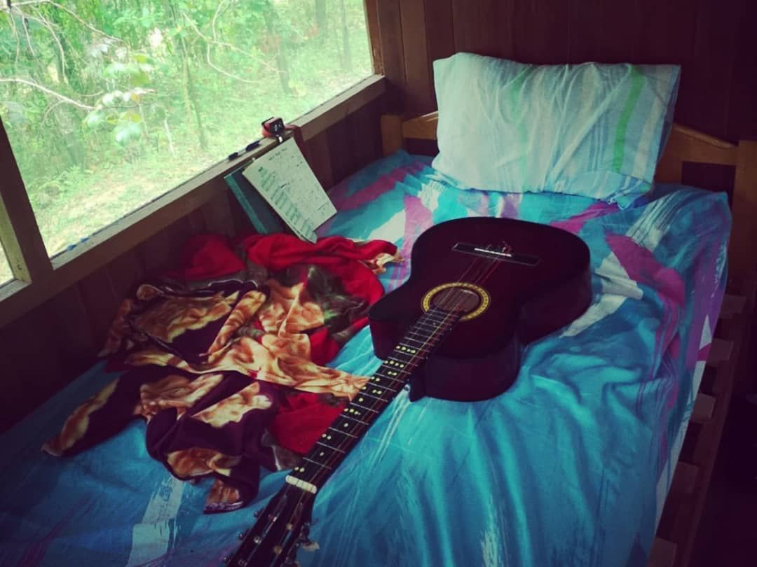 Guitar on bed, at Ampiri.