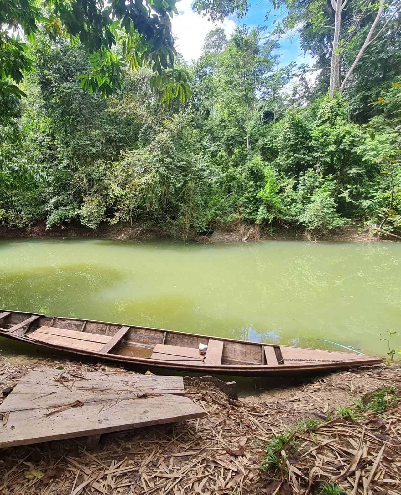 Boat on riverbank, at Ampiri.