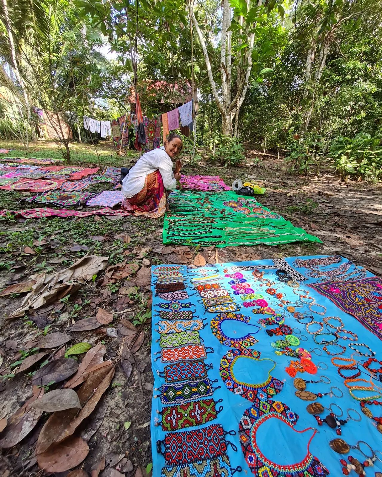 Two small figures on mats, at Ampiri.
